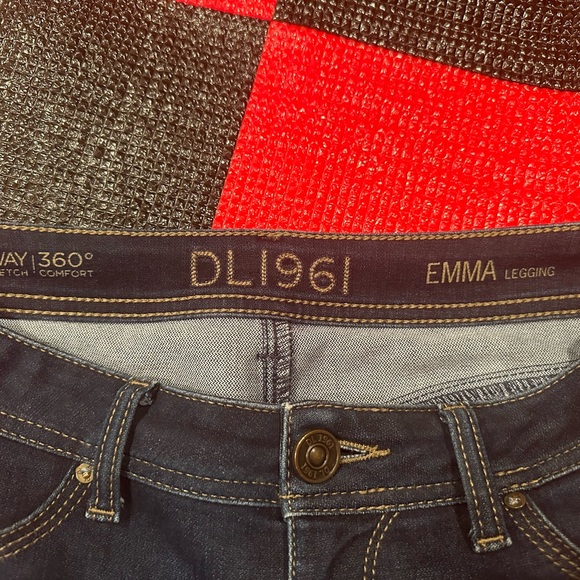 DL1961 Emma Legging size 27
Inseam 28”
4 way stretch 360• comfort - Picture 4 of 7